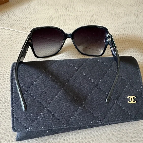 CHANEL Black Quilted Case with Black Oversized Sunglasses - Picture 3 of 5